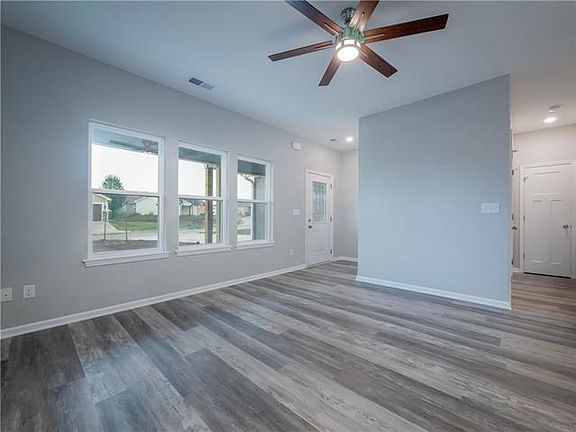 3rd image of 943 N White Oaks Ln