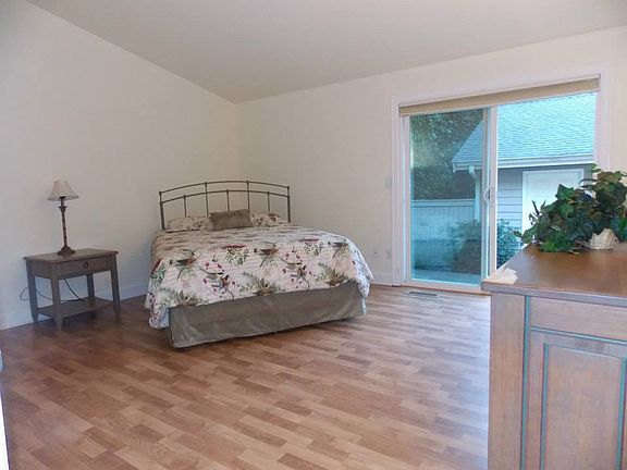 3rd image of 2105B 14th Ave NW