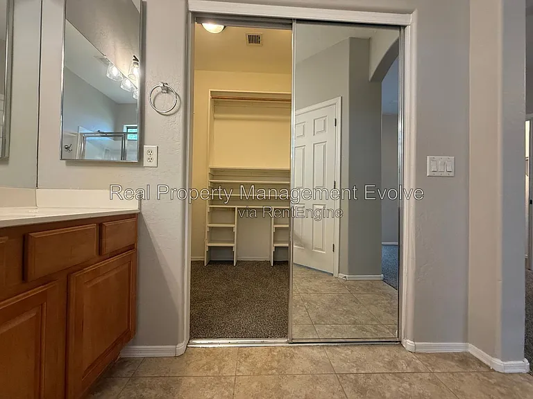 2513 W Woburn Ln — Photo 17