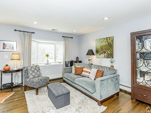 4th image of 142 Bedford Ave
