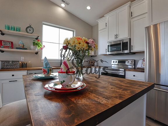 2nd image of 847 Lincoln Dr #201