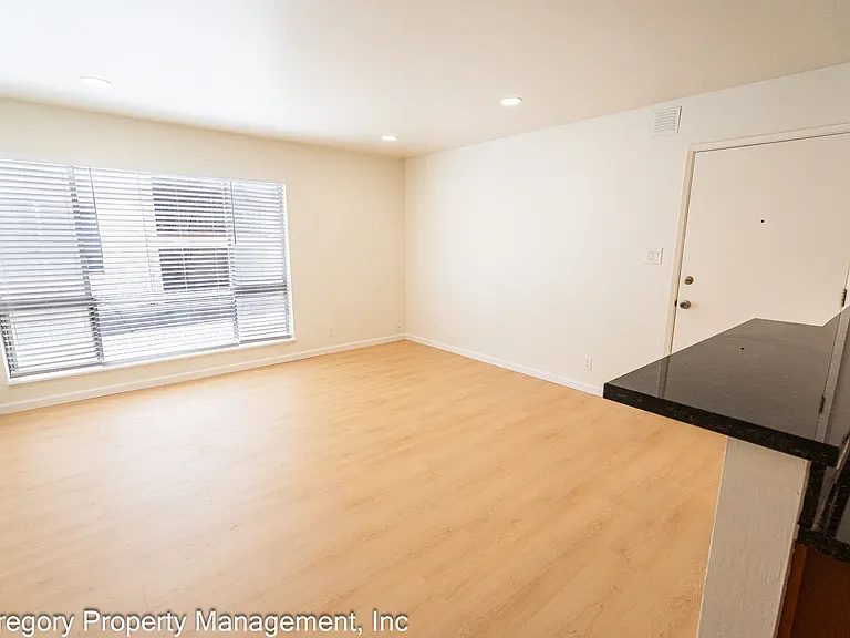 1525 Schiller — Photo 7