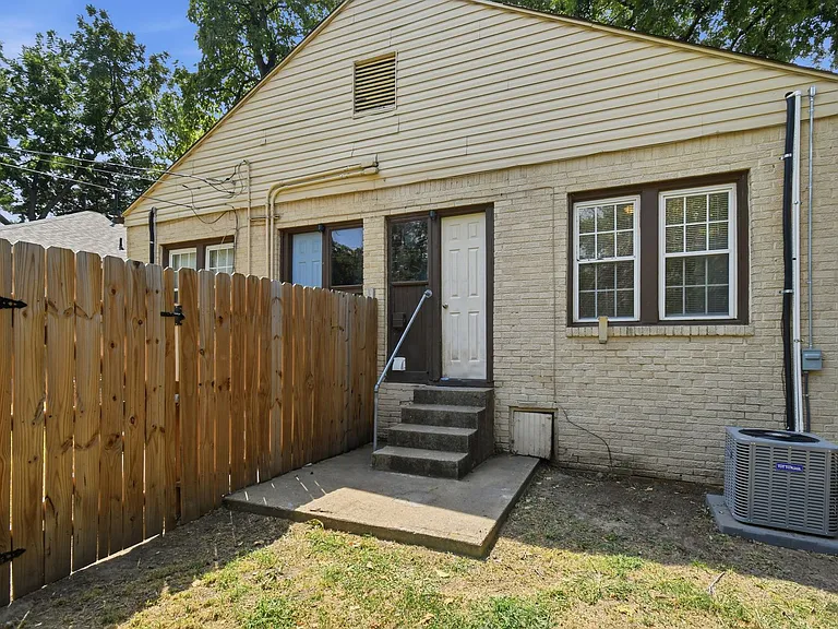 E 8th St Duplex — Photo 18