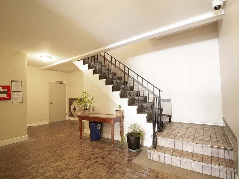1085 S Van Ness Ave — Photo 8