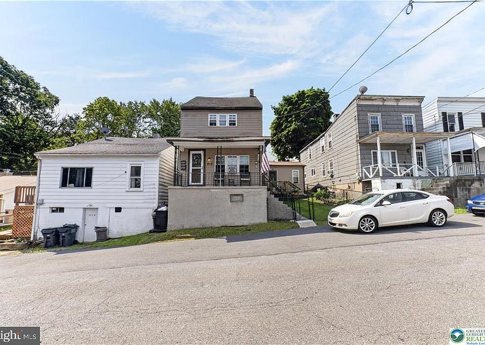 1st image of 212 W Walnut St