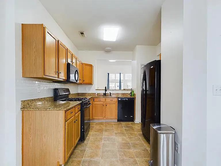3 bed, 2.5 bath, 1908 sqft, $1,878 — Photo 3