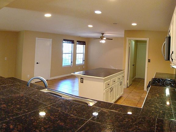 5th image of 412 Selkirk Dr