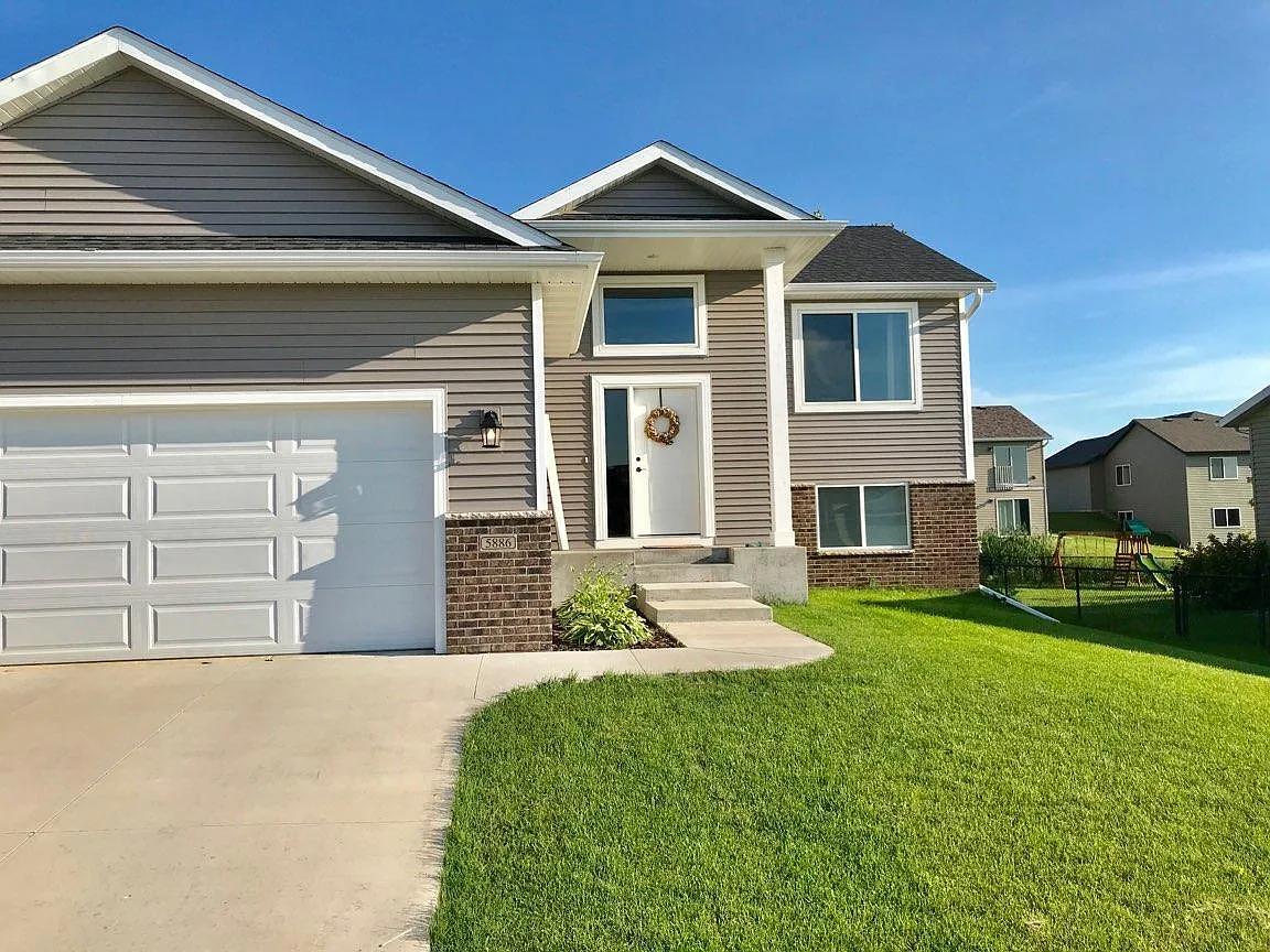 4 bed, 2212 sqft, $2,400 — Photo 1