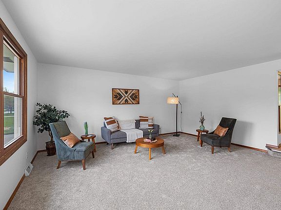 3rd image of 827 Hillcrest Hts