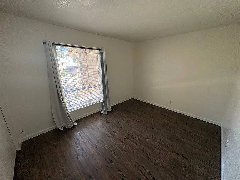 212 N Crenshaw St — Photo 8