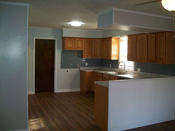 5th image of 615 E Comanche Ave