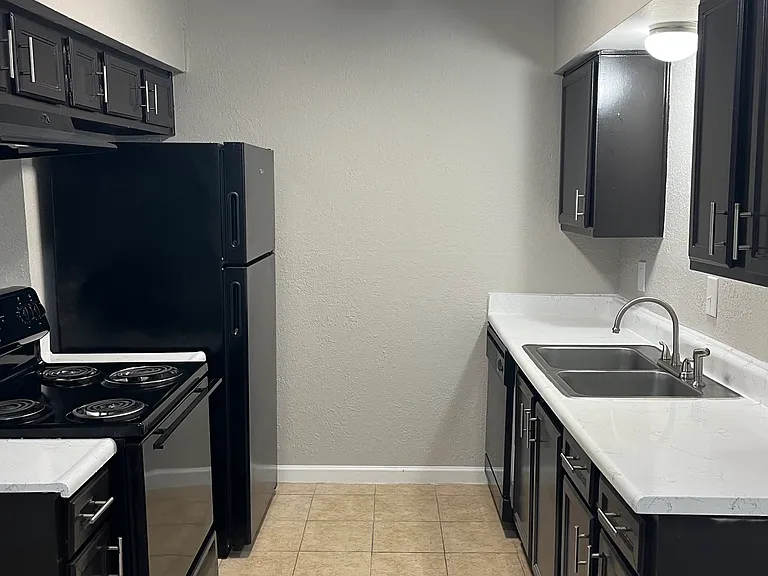 Henderson Grove Apartments — Photo 16