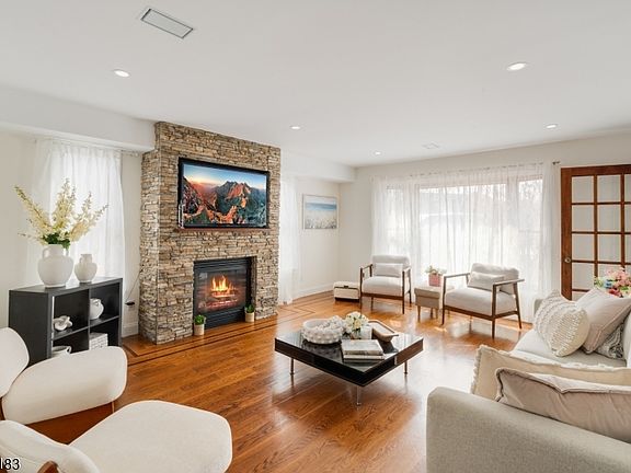 2nd image of 8 Dean Ct