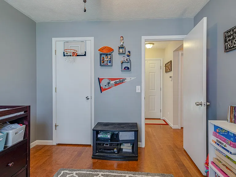 4002 Farmingham Woods Dr — Photo 16