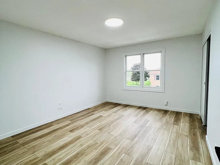 1704 Sussex Walk — Photo 8
