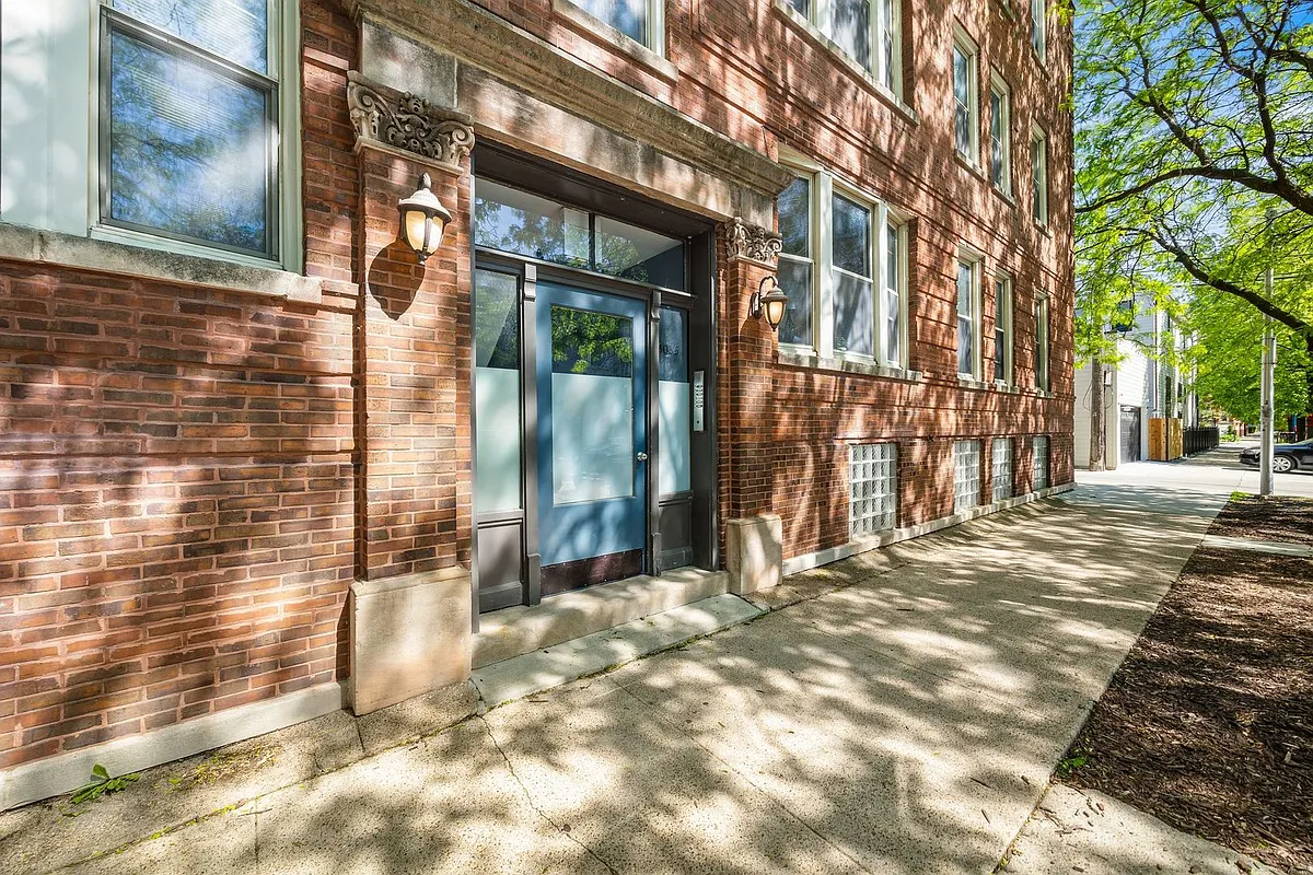 Building Photo - 4055 N Wolcott Ave #3S