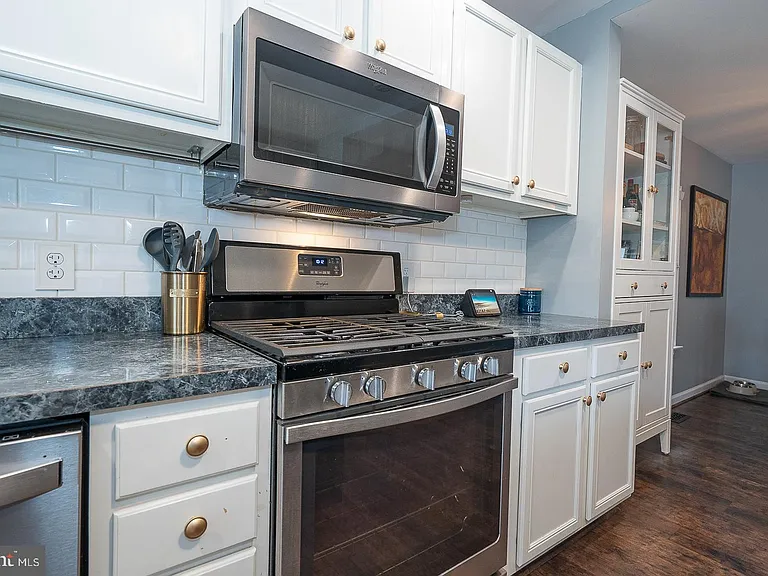 586 Summit St — Photo 17