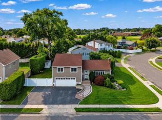 5 Cranberry Lane, Plainview, NY 11803