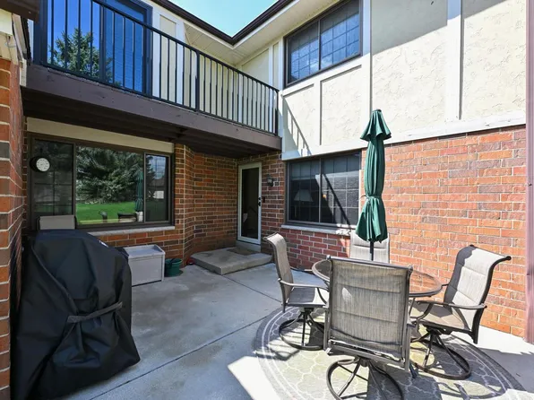8187 South Forest Hills CIRCLE, Franklin, WI 53132