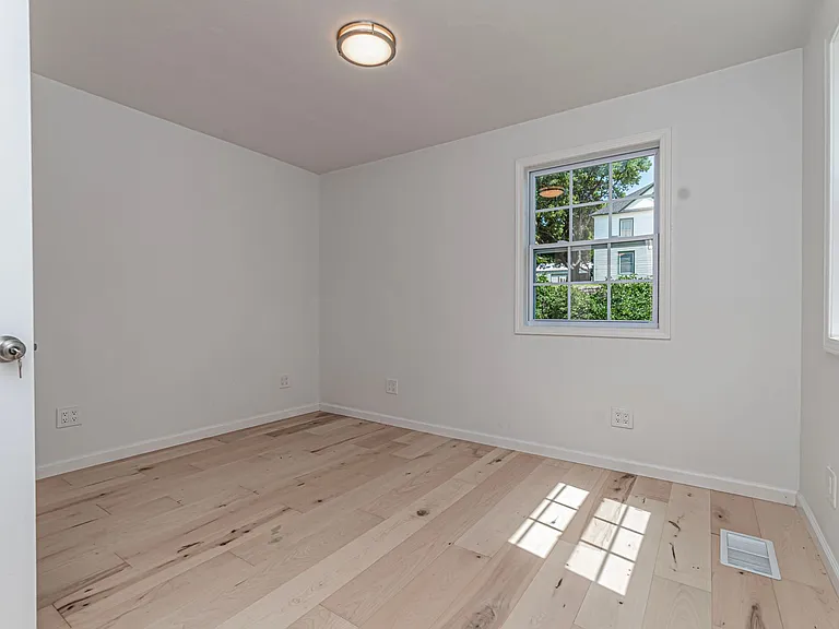 829 Broadway Ave — Photo 20