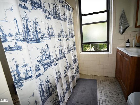 4th image of 2808 35th St APT 6H