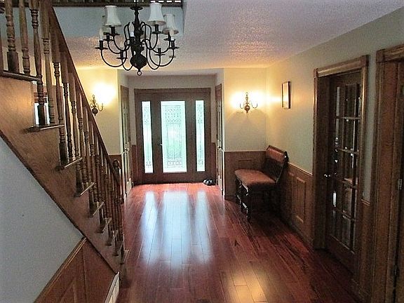 3rd image of 35 Oak Hill Dr