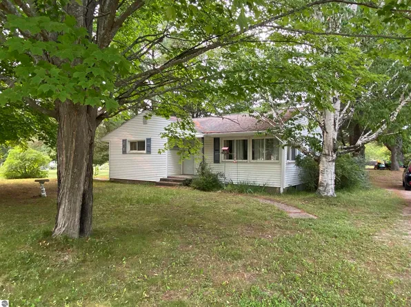 7896 Homestead Rd, Benzonia, MI 49616