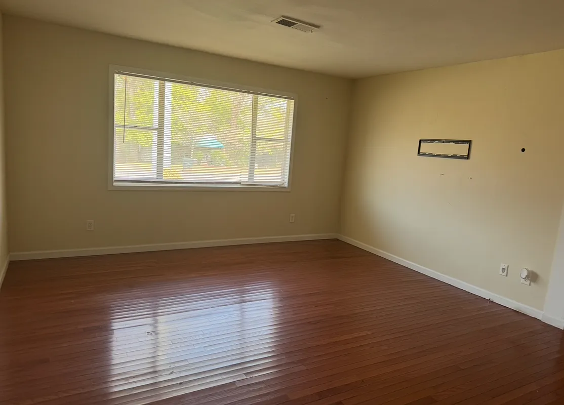 2 bed, 1.0 bath, 989 sqft, $950 — Photo 2