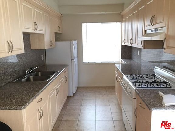 3rd image of 1416 N Martel Ave #2