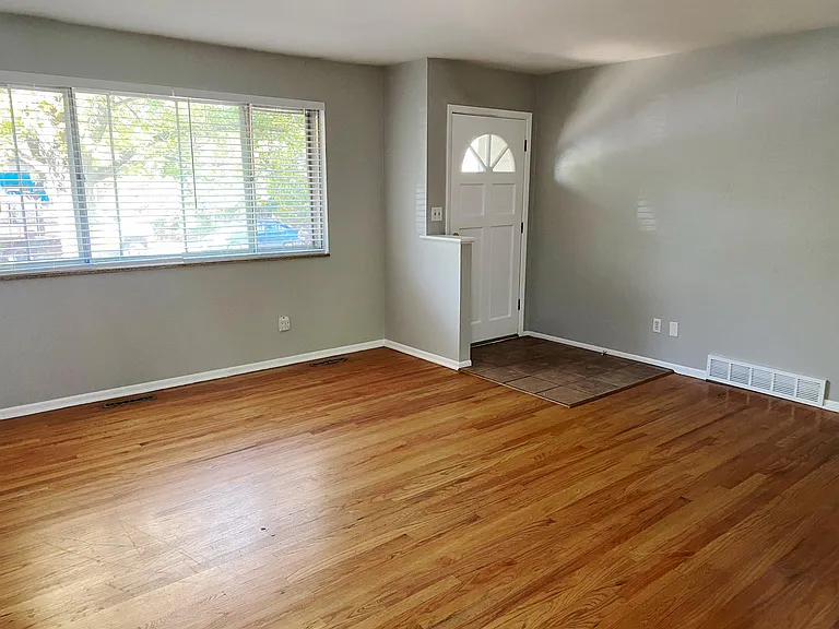 920 Miami Way — Photo 7