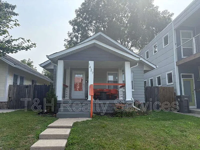 1427 S Olive St — Photo 2