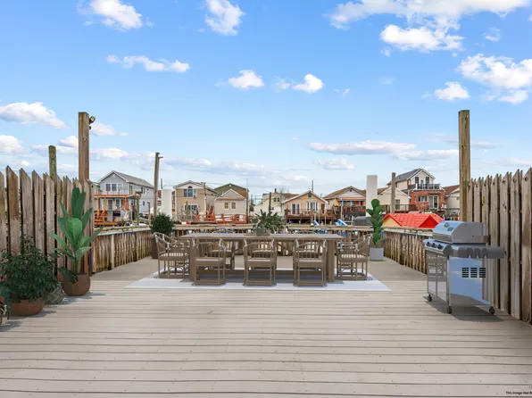 84 Gotham Avenue image 17 of 17