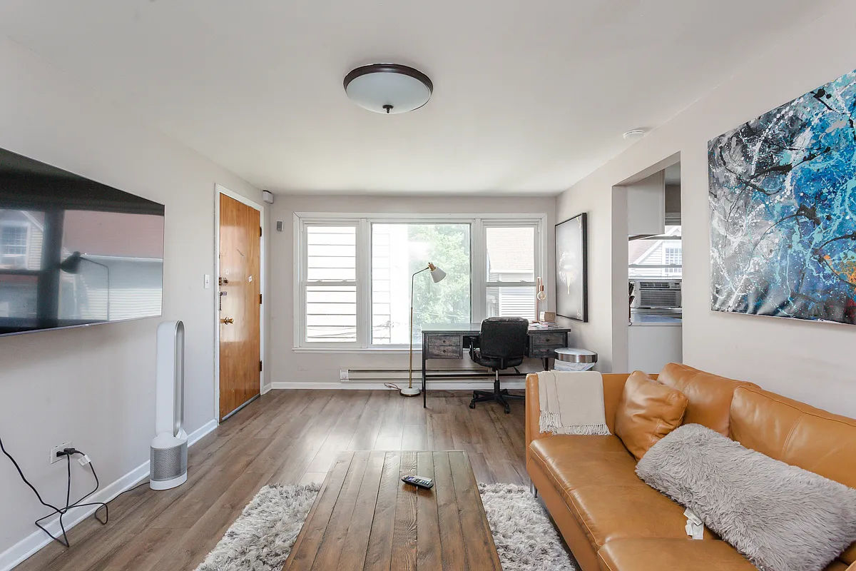 Building Photo - 6427 N Hermitage Ave #1F