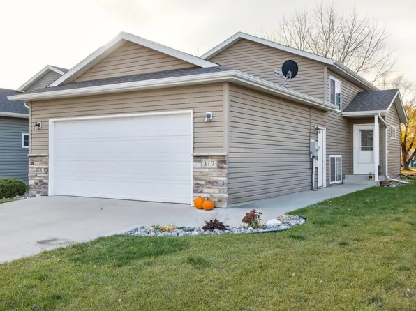 317 5th St E, Horace, ND 58047