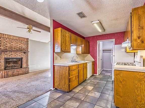 CERAMIC TILE IN THE KITCHEN AND BATHROOMS!