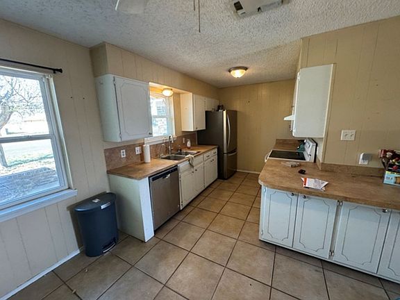 4th image of 4004 Vicky St