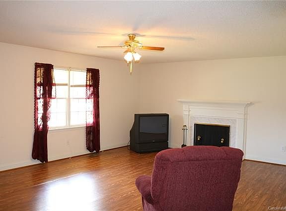 4th image of 2443 Glenridge Dr