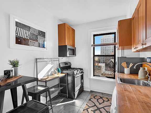 3rd image of 224 E 11th St APT 22