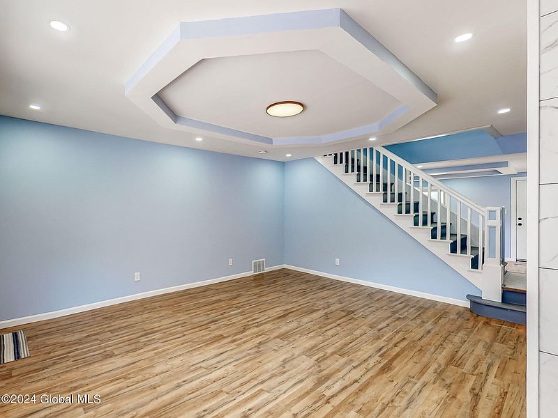 5th image of 1747 Oneida Street