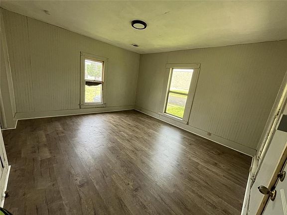 3rd image of 820 W 1st St
