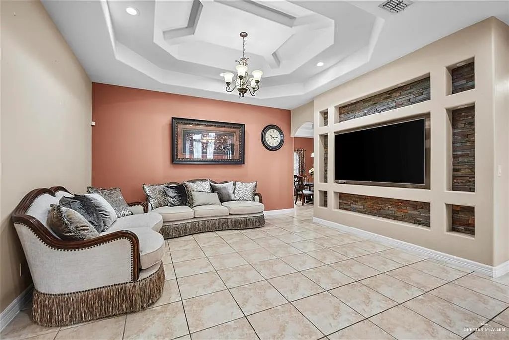 3 bed, 2.0 bath, 1835 sqft, $2,450 — Photo 4