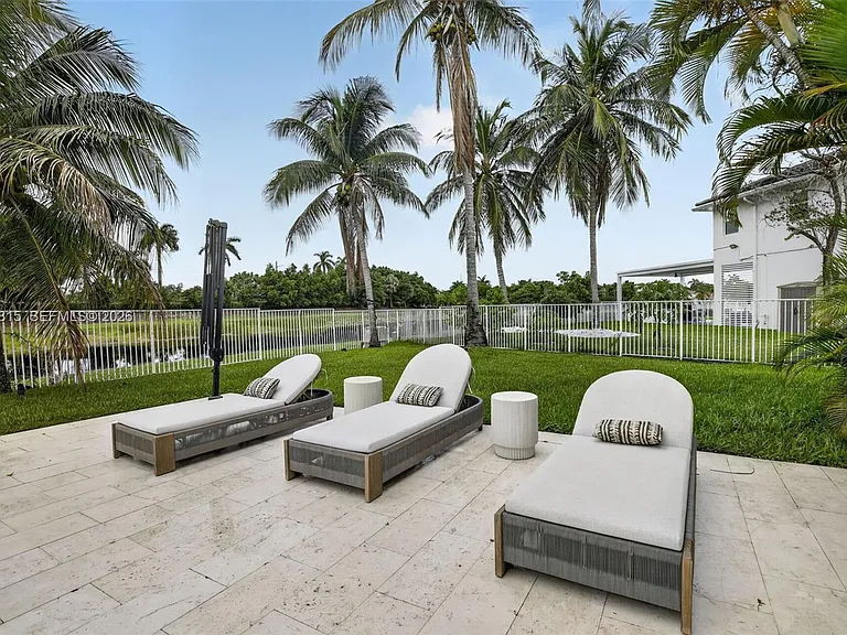 981 Waterside Cir — Photo 63