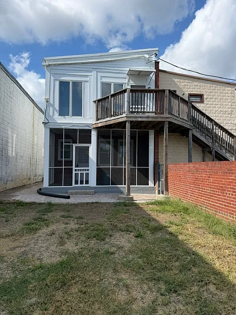 Bottom screened in porch is for this apartment