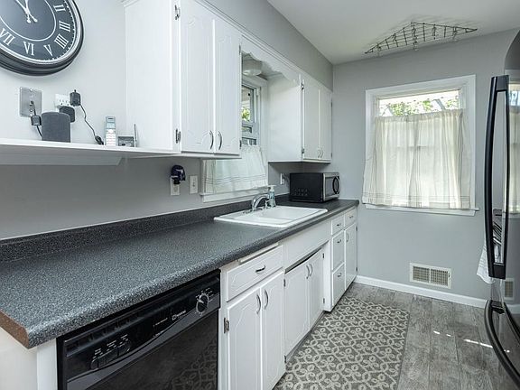 5th image of 122 Arion St W