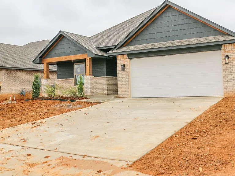 623 Trails End Dr — Photo 2
