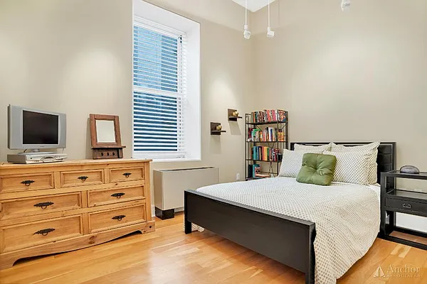 Rented by Anchor Associates | media 30