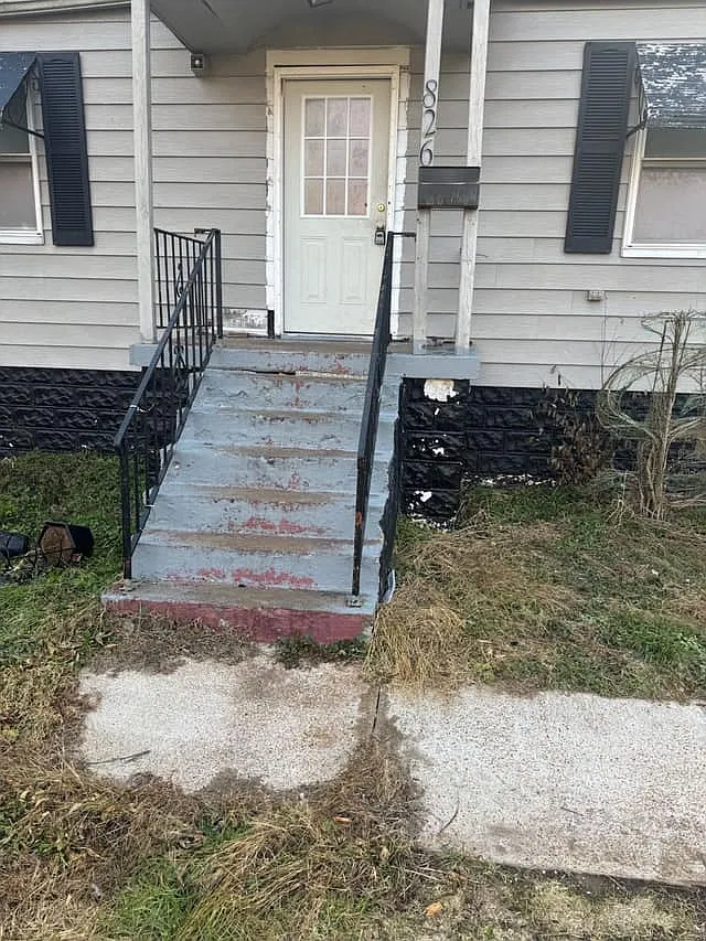 3 bed, 806 sqft, $900 — Photo 1