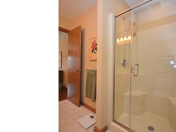4th image of 1120 Grovewood Dr