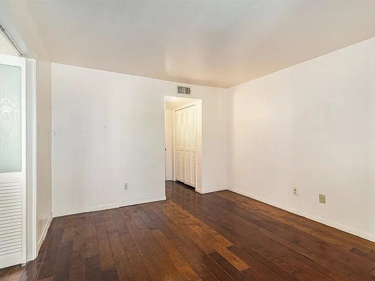 3045 Walnut Bend Ln #33 — Photo 2