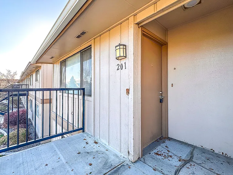 Avalon Court Apartments — Photo 14